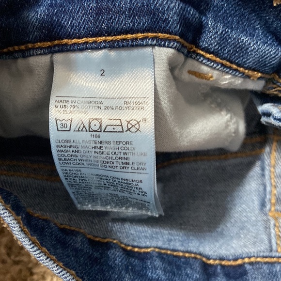 Womens Old Navy Size 2 jean shorts - Picture 3 of 3